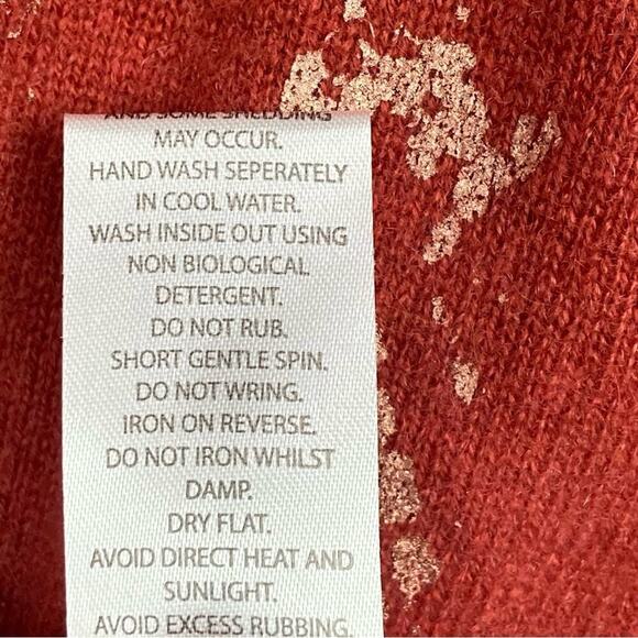 New BRODIE CASHMERE V Neck Sweater in Cinnamon/Champagne - Picture 11 of 13